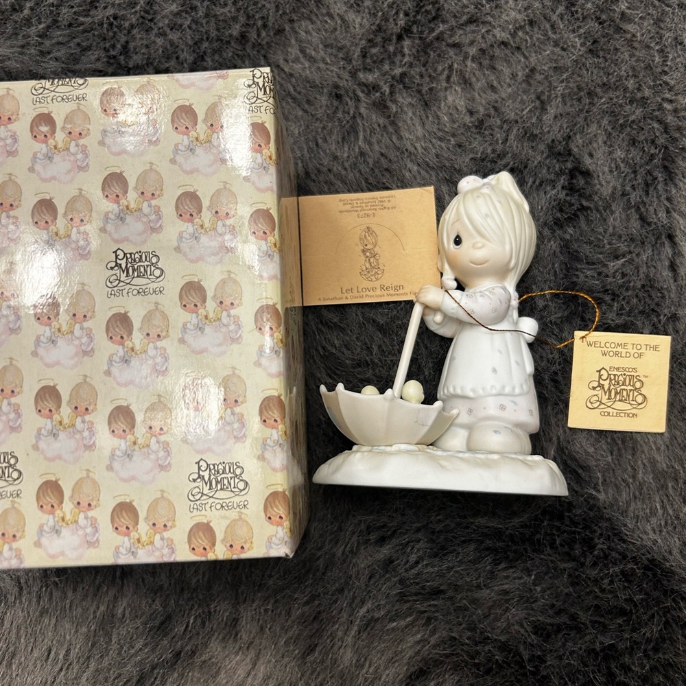 Precious Moments Girl w/ Umbrella and Chicks “Let Love Reign” 1982